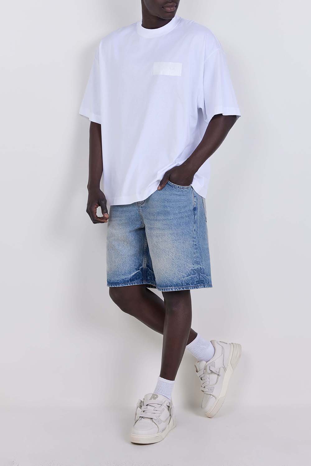 תמונת כל הלוק של חולצת טי